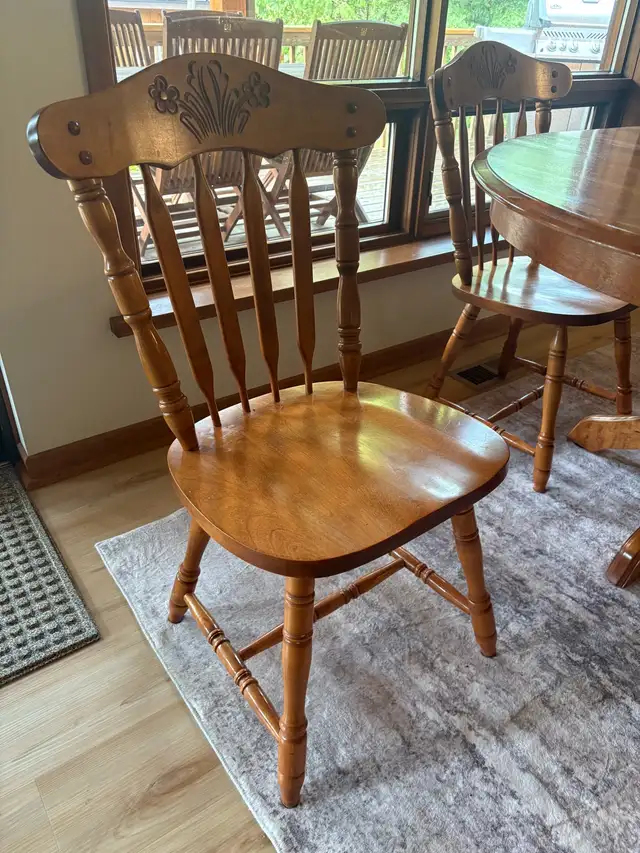 Maple  Dining Table & Chairs in Dining Tables & Sets in Barrie - Image 6