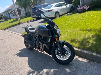 Ducati Diavel 2015 en parfait état, jamais accidentée et vendu avec les valises et dossier amovible,...