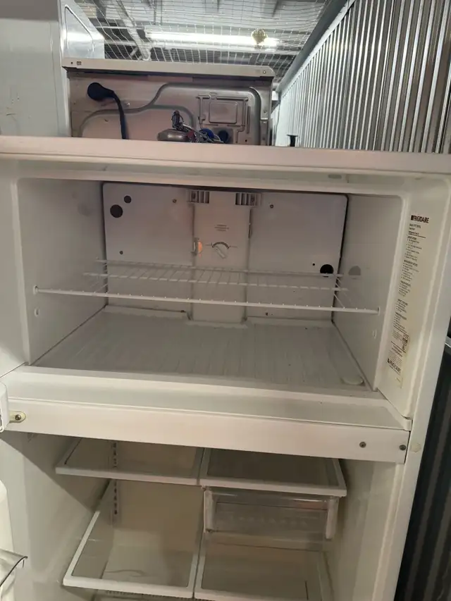  Frigidaire fridge  in Refrigerators in City of Montréal - Image 4