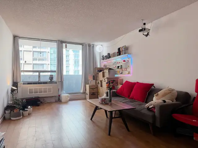 Lease transfer, 4 1/2, next to metro Guy, $1805/month, startin