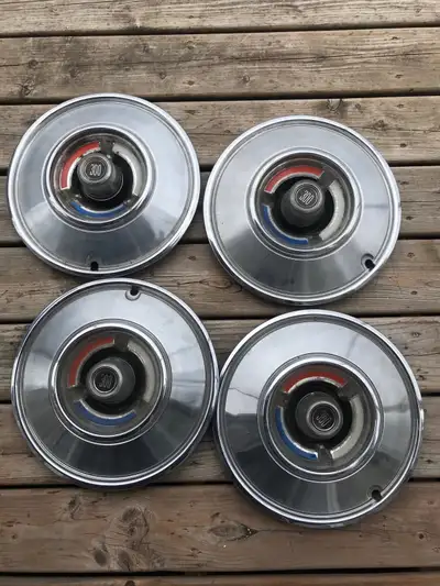 Enjoliveurs de roues vintage pour voiture Chrysler 300, 1966. Très bonne condition Par téléphone 514...