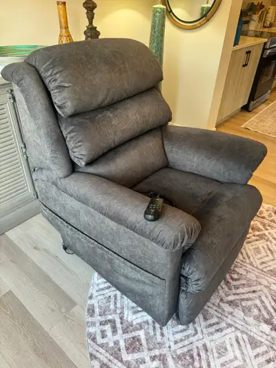 Literally BRAND NEW La-Z-Boy ASTOR PLATINUM POWER LIFT RECLINER!, View more