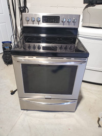 LIKE NEW   30   inch w freestanding electric stove range oven