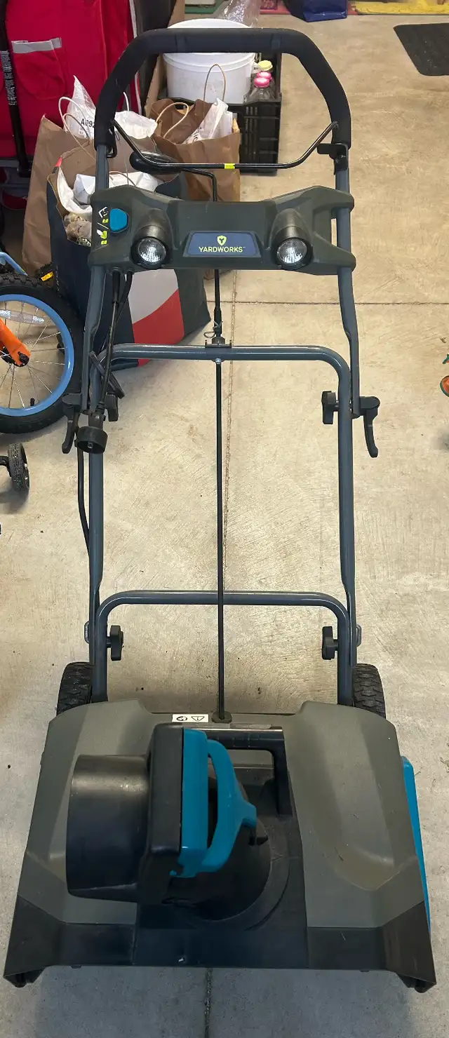 Yardworks Snow Thrower in Snowblowers in City of Toronto - Image 3