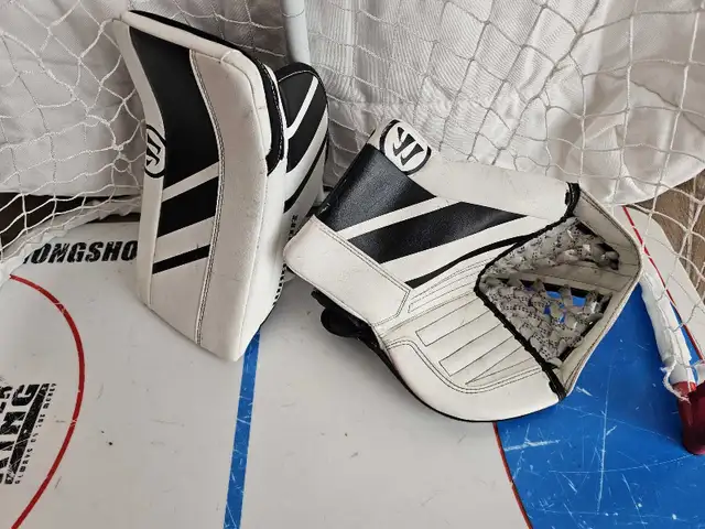 Warrior R/GT2 junior blocker and glove in Hockey in Calgary - Image 5