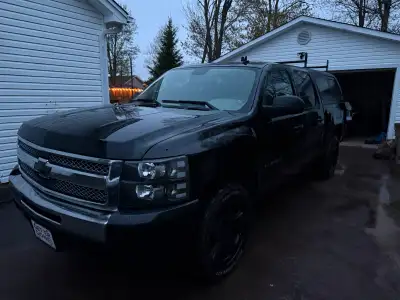 2011 chevy Silverado 1500 4.8 4x4 335 000 kms. Works great New brakes New upper control arms and bal...