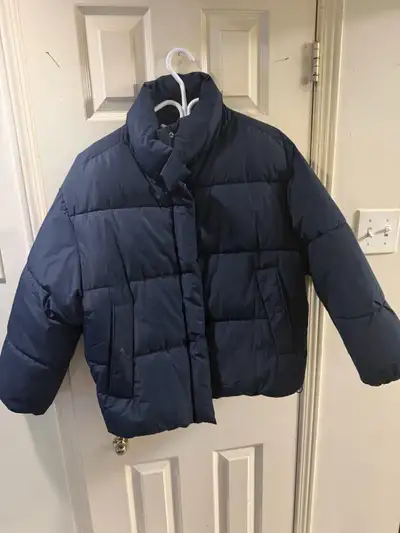Stay warm and stylish with this pre-loved SWS navy blue puffer jacket, designed to offer comfortable...
