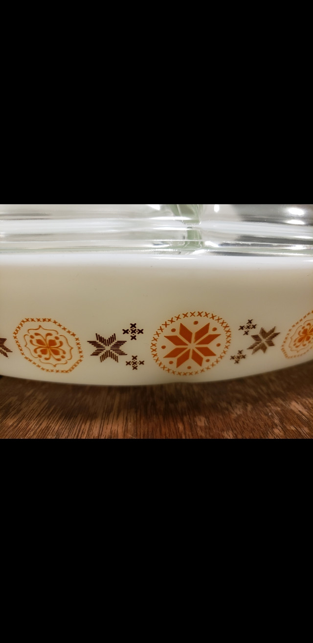 Pyrex Town and Country Divided Casserole Dish with Lid 1.5Quart in Kitchen & Dining Wares in Hamilton - Image 3