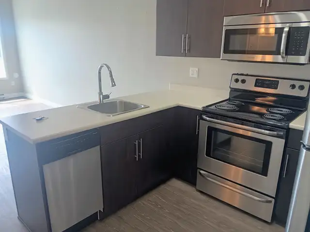 $1395 / One Bedroom / One Bathroom Plus Den - Move-in Ready!