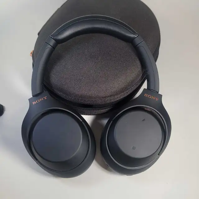 Sony WH-1000XM4 in Headphones in City of Toronto - Image 5