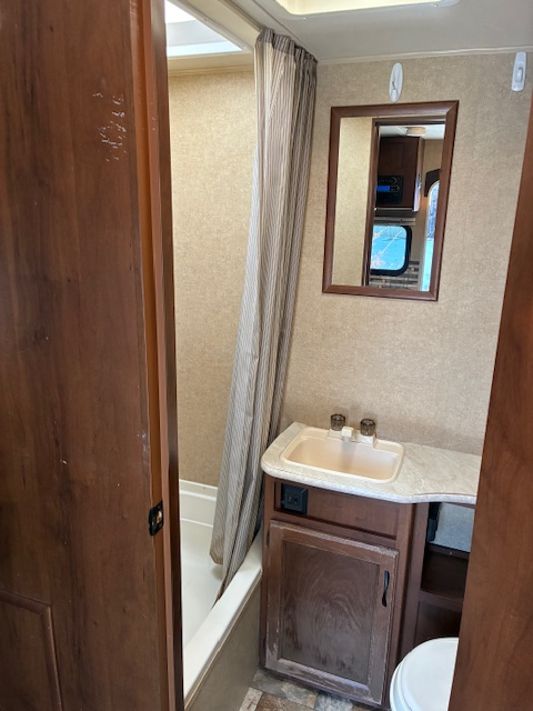 Jayco Jayfeather X213 Travel Trailer, 2014 in Travel Trailers & Campers in Calgary - Image 11