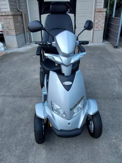 Eclipse mobilty scooter top of the line. 100 amp optional batteries, rain cover included. Only 288km...