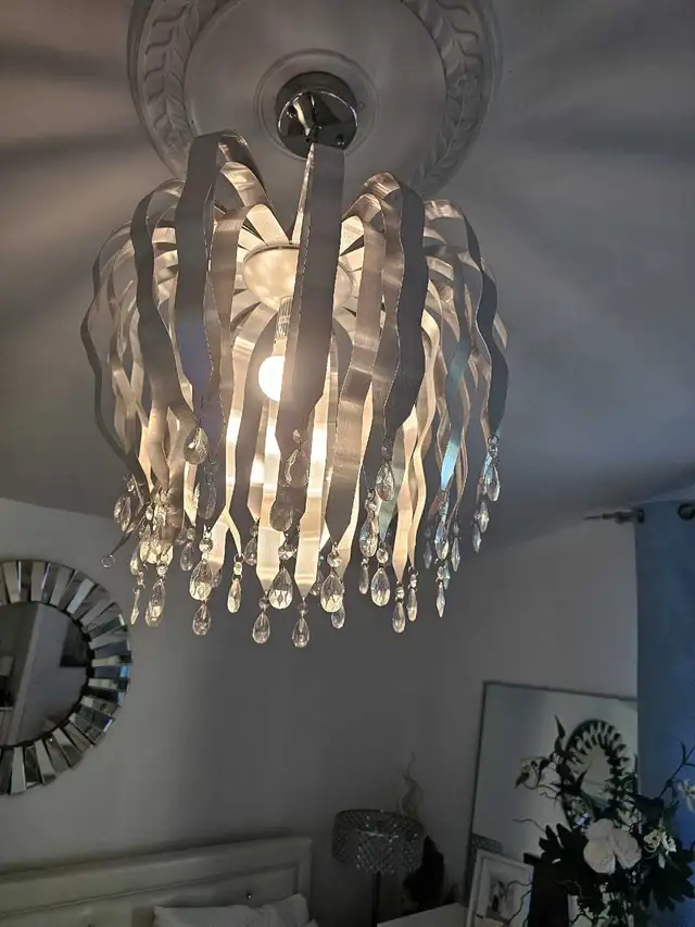 Modern chandelier in Indoor Lighting & Fans in City of Toronto - Image 2