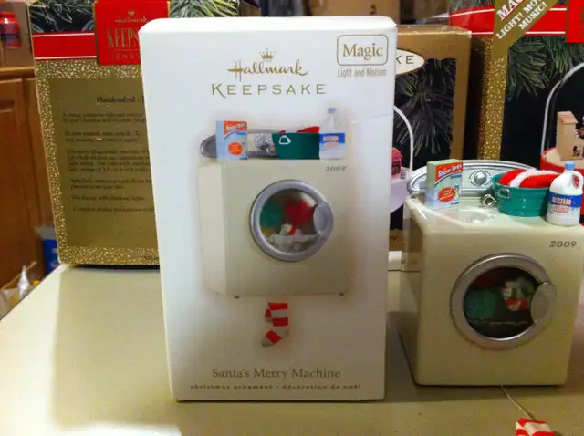 Hallmark - New 2009 Magic "Santa's Merry Machine" Ornament in Arts & Collectibles in Ottawa - Image 3