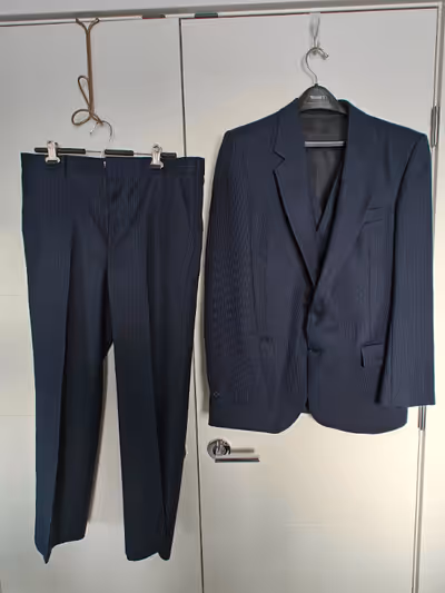 NOTE: The tag for the matching trousers is 36"; however, they fit more like a 34". I am selling a Wm...