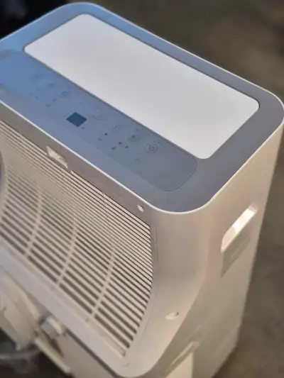 Je vends un climatiseur portatif Danby de 12 000 BTU qui est en excellent état et prêt à vous garder...