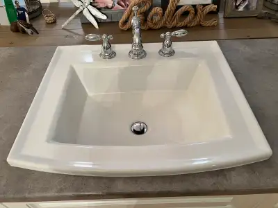Kohler drop in sink with delta chrome 8 inch widespread faucet. (left handle needs a new washer) 23”...