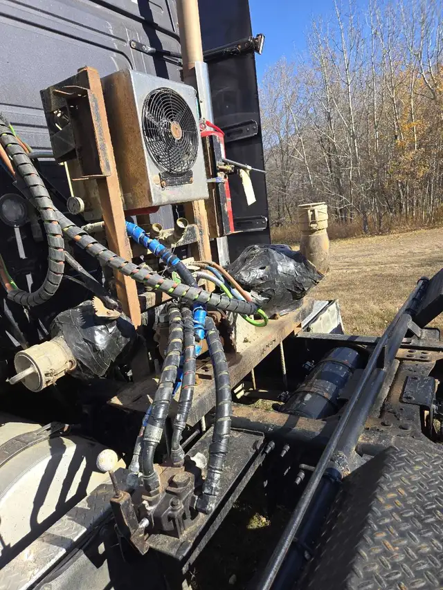 Tri Drive Volvo 2019 in Heavy Trucks in Fort St. John - Image 5