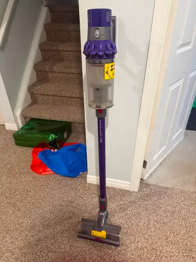 Dyson vacuum still works well, v10 animal Has accessories and charger