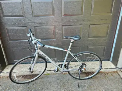 In good condition. Bon état. Size/Grandeur: M (Men/Homme) 700x32C Kick stand included. Béquille incl...
