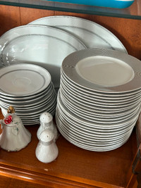 Vaisselle de porcelaine 12 couverts  complet!