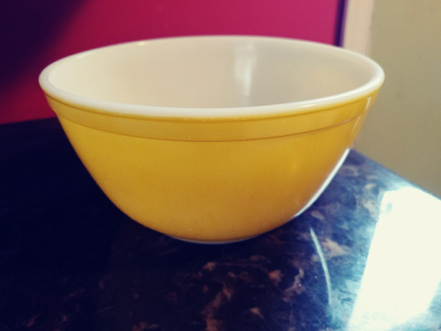 vintage Pyrex  402 Yellow Nesting Mixing Bowl 1&1/2 Quart in Kitchen & Dining Wares in Markham / York Region