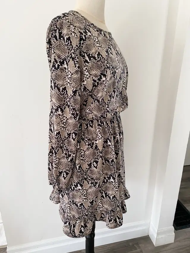 Long Sleeve Dress in Women's - Dresses & Skirts in Kitchener / Waterloo - Image 4