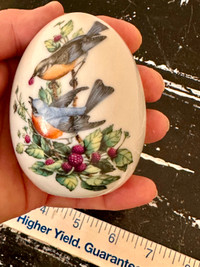 Vintage AVON porcelain decorative egg with 2 Robins and Berries