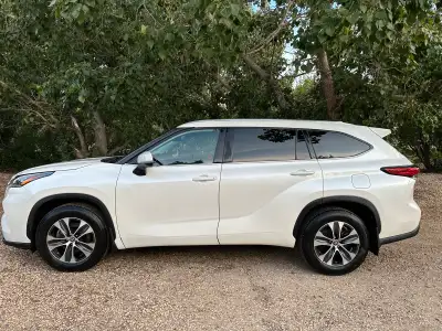 PRIVATE SALE, NO GST OR Dealing with a dealership. NEED GONE ASAP, MAKE A DEAL Well maintained XLE i...