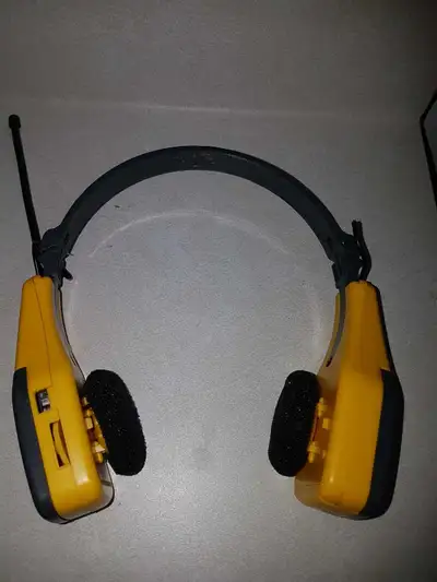 portable yellow vintage headphones am/fm.radio, Voir plus