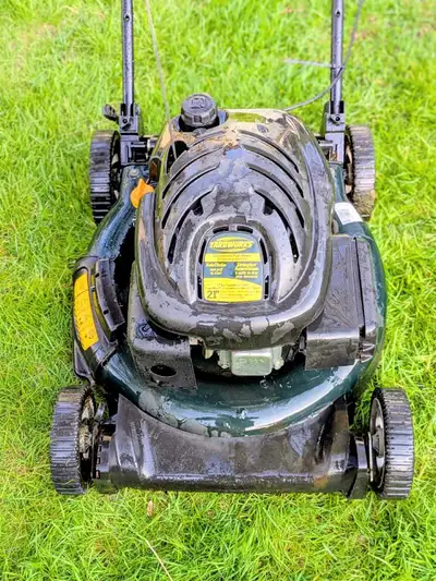 Selling a reliable 21-inch Yardworks push lawnmower in excellent running condition. This machine has...