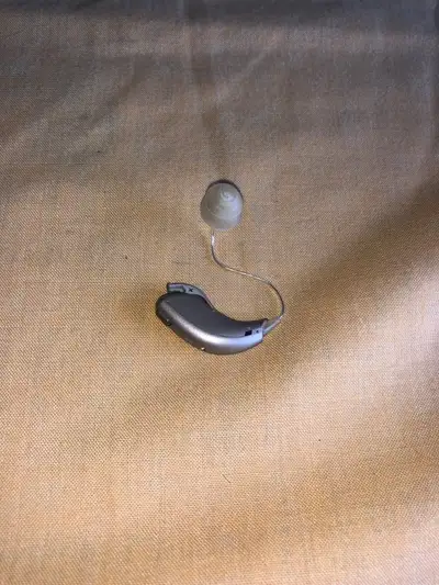 This is a used Siemens hearing aid, perfect for those seeking enhanced sound amplification. Its comp...