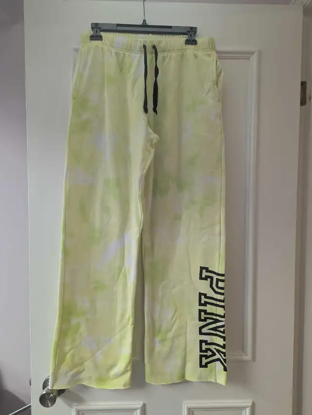 PINK Tie-Dye Sweatpants in Women's - Bottoms in Markham / York Region - Image 2