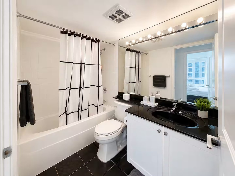 Downtown Toronto 1-Bed Condo – Fort York – Available Nov 1 2