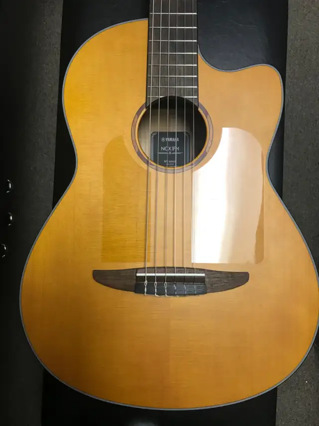 GUITARE YAMAHA CLASSIQUE-ÉLECTRIQUE spécial démo in Guitars in Drummondville - Image 4