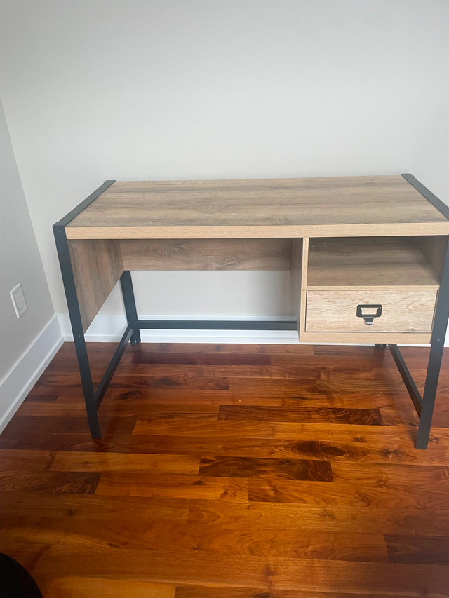 sturdy desk with drawer in Desks in Ottawa - Image 3