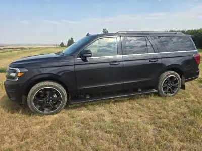 This 2022 Ford Expedition is a powerful and spacious SUV, featuring a robust engine and a well-appoi...