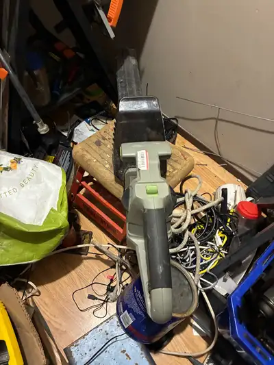 Electric hedge trimmet