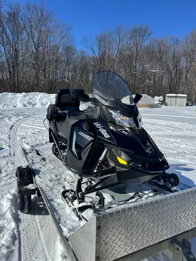 Motoneige Ski-Doo Grand Touring 900 ACE 2018 ( 19 404 km). Très bien entretenue. Avec remorque. Merc...