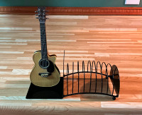 Mini guitare en fer avec range cd ou courrier