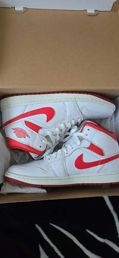 Air jordan 1 mid, View more