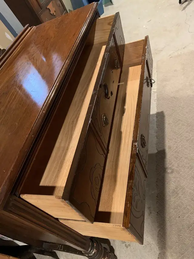 1900’s vintage buffet table and hutch cabinet in Hutches & Display Cabinets in Mississauga / Peel Region - Image 6
