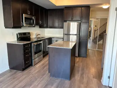 Townhouse for Lease – Eglinton Ave E & Danforth Rd Rent: $2,750/month ⚡ Utilities: Tenant pays own u...