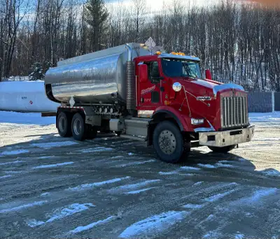 Kenworth T-800 2008 avec citerne de pétrole qui (N’EST PLUS LÉGAL POUR LE PÉTROLE SUR LA ROUTE) mais...