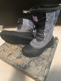 The North Face - NEW winter boots - Size 6 