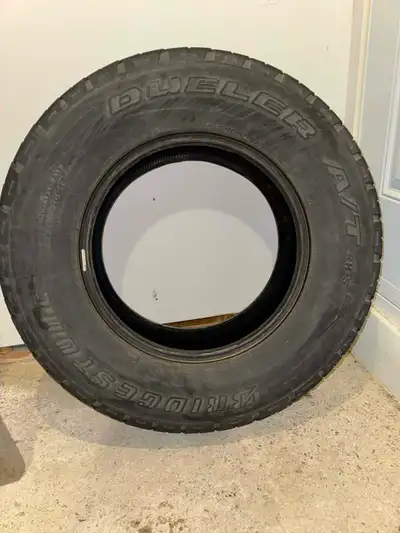 Je vend mes pneus LT 265/70/R17 qui allait sur un gmc sierra 1500 2017 ils sont encore bon pour 2 ét...
