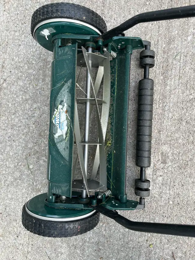 Fiskars and Yardworks Reel Mowers in Lawnmowers & Leaf Blowers in City of Toronto - Image 3