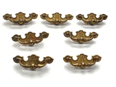Vintage brass chippendale drawer bail pulls handles set of 7. Vintage poignée de tiroir en laiton, l...