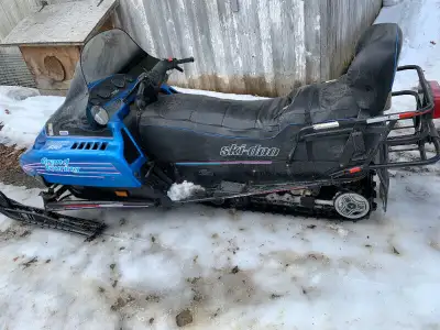 Ski-Doo Bombardier Grand Touring 1994 (avec papier) pogné chauffante et pouce -Traction neuve avec b...