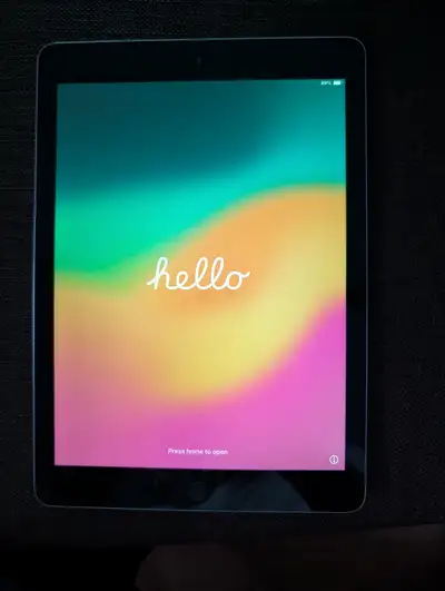 9.7in iPad 6th Gen, 128gb | iPad 6ème génération, View more